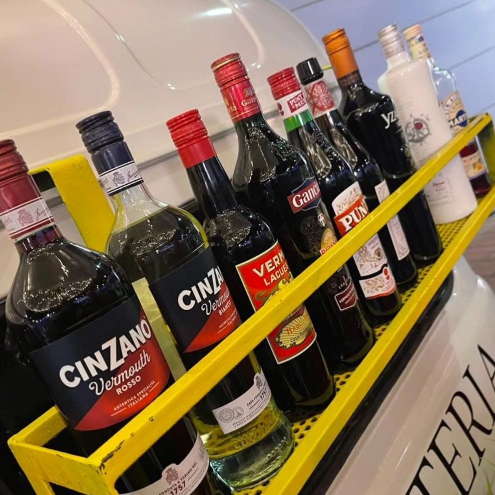 Una barra de bar con productos de vermut