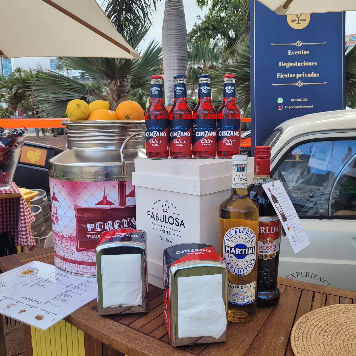 gran variedad de productos vermut sobre una barra de madera