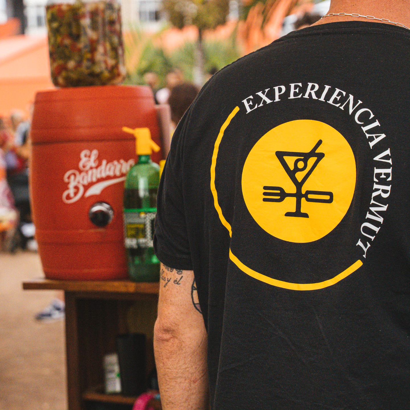 Camarera con camiseta con el logo de Experiencia Vermut
