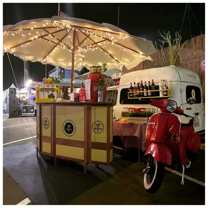 Experiencia Vermut 17 Barra de bar y vespa roja al aire libre en un evento privado