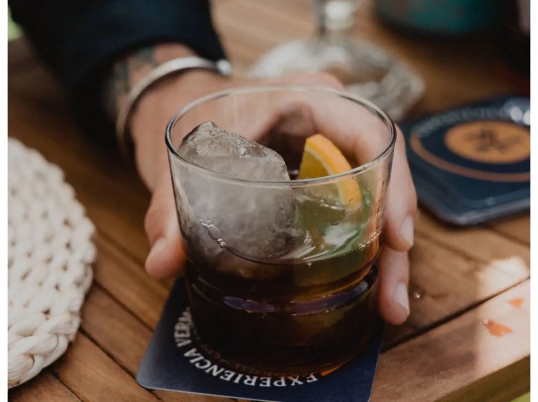 Un camarero sirviendo una copa de vermut